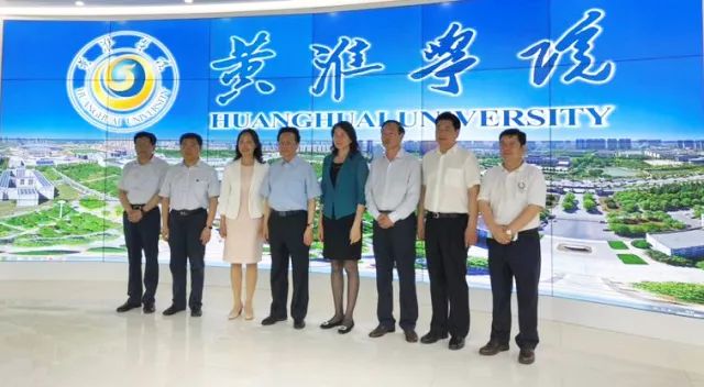 中華職業(yè)教育社理事長陳昌智、河南省副省長霍金花一行參觀展廳